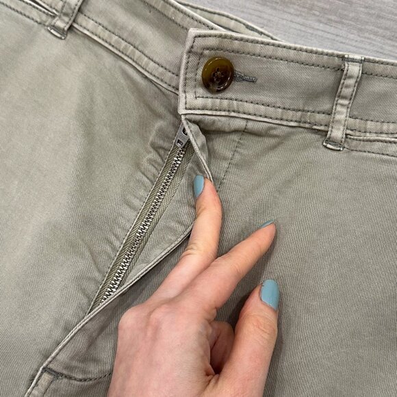 Everlane The Lightweight Wide-Leg Crop Stretch Cotton Chino Pants in Light Sage - Picture 5 of 16